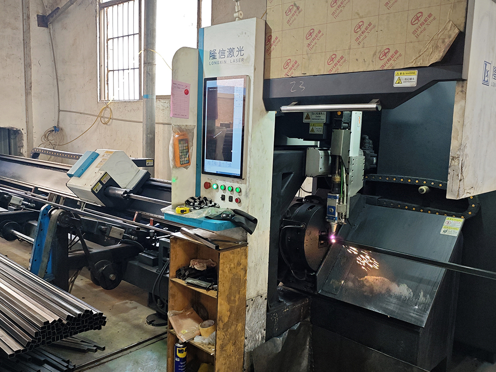 ලෝහ සංදර්ශකය සඳහා TP සංදර්ශකය සම්පූර්ණයෙන්ම ස්වයංක්‍රීය CNC නල ලේසර් කැටයම් යන්ත්‍රය