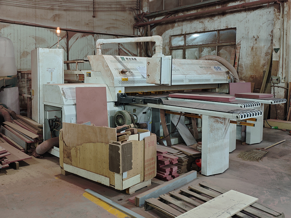 දැව සංදර්ශකය සඳහා TP සංදර්ශක අර්ධ ස්වයංක්‍රීය පැනල් කැපුම් යන්ත්‍රය